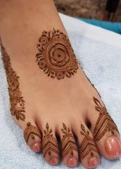 Simple Foot Mehndi Design with red color