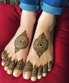Simple Leg Mehndi Design Finger